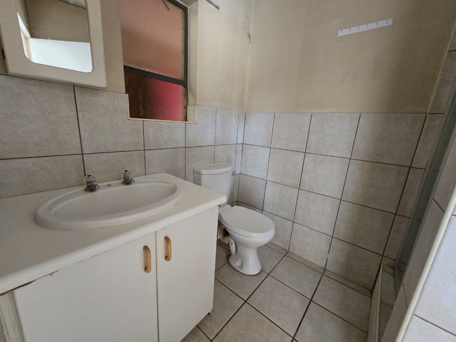 To Let 2 Bedroom Property for Rent in Kannoniers Park North West